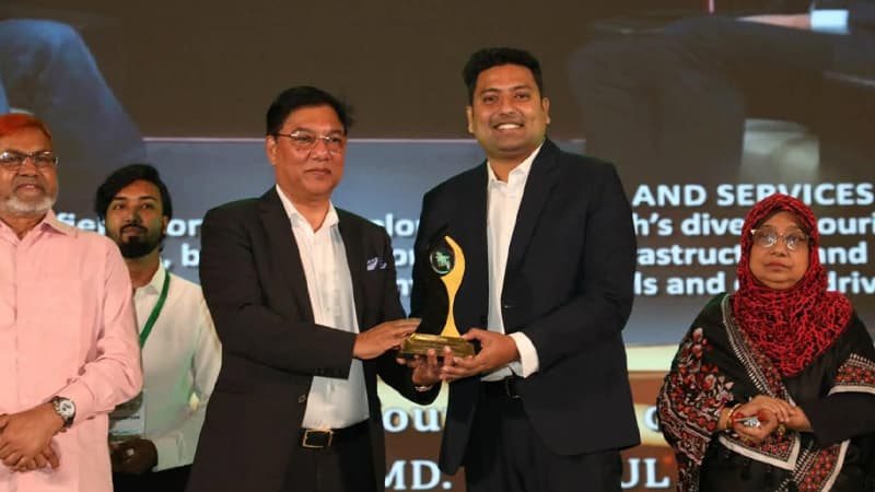 বাংলাদেশ পর্যটন পুরস্কার পেলেন সাংবাদিক নাঈম আবির