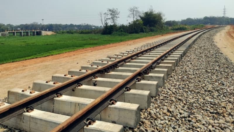 বাগাতিপাড়ায় অতিরিক্ত শীতে রেললাইনে ফাটল বাগাতিপাড়ায় অতিরিক্ত শীতে রেললাইনে ফাটল