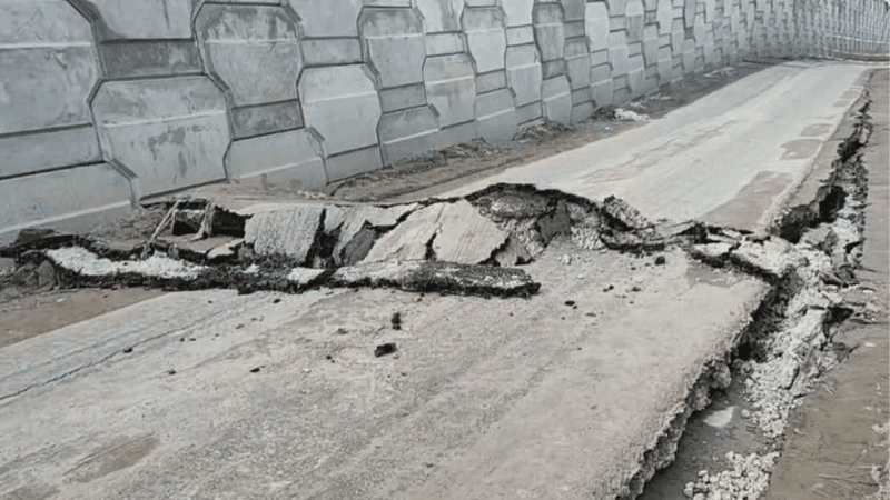 সোনারগাঁয়ে ঢাকা-বাইপাস সড়কে আন্ডারপাসের পাশে আকস্মিক ফাটল সোনারগাঁয়ে ঢাকা-বাইপাস সড়কে আন্ডারপাসের পাশে আকস্মিক ফাটল
