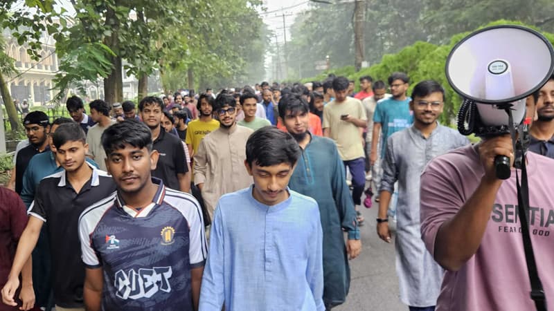 প্রশাসনের নীরবতার প্রতিবাদে ছুটির দিনেও চুয়েটে শিক্ষার্থীদের বিক্ষোভ প্রশাসনের নীরবতার প্রতিবাদে ছুটির দিনেও চুয়েটে শিক্ষার্থীদের বিক্ষোভ
